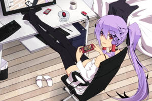 紫髮動漫女孩坐在椅子上玩手提遊戲機，靠近電腦桌。 — PlayStation GIF 壁紙