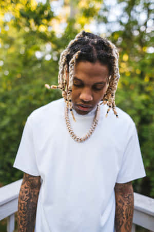 一個紮著辮子頭的男人站在木甲板上 — Lil durk GIF 壁紙