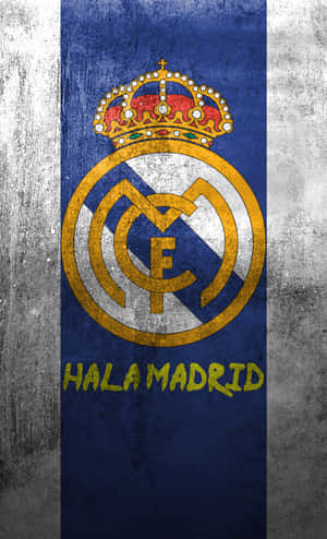 皇家馬德里足球會標誌，帶有皇冠和 Hala Madrid 口號，背景為紋理。 — Pixel Tablet 壁紙