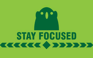 綠色鬼魂圖標位於文字 stay focused 上方，下方有箭頭圖案。 — 鼓舞人心的 壁紙