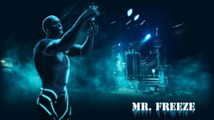 Mr Freeze 站在冰冷的實驗室中，在霓虹燈下手持冰凍槍。 — 蝙蝠俠 壁紙