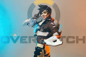 Overwatch角色身穿棕色同橙色裝備，手持發光武器擺姿勢。 — MacBook Pro 16 壁紙