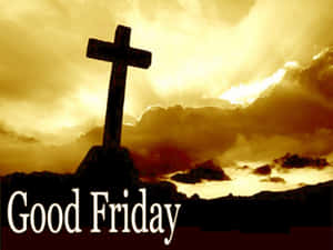 金色日落天空中的十字架剪影，帶有 'Good Friday' 文字。 — 耶穌受難日 壁紙