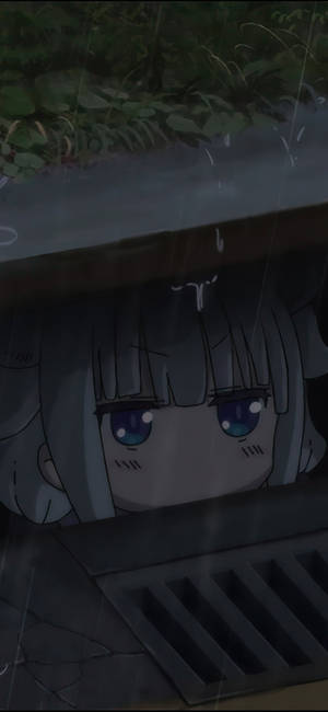藍眼睛的動漫女孩在被雨淋濕的屋簷下看起來很悲傷。 — 可愛動漫女仔 壁紙