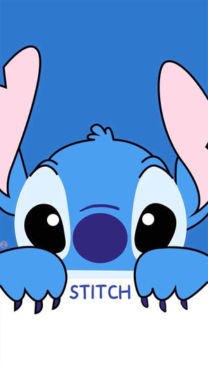 藍色卡通外星人 Stitch 從白色邊框上方探出頭來，下面有他的名字。 — 藍色 壁紙