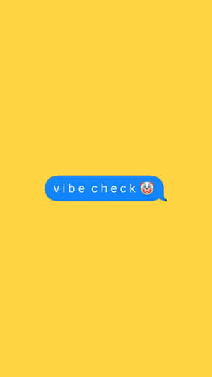 藍色對話氣泡，上面有文字 vibe check 同咧嘴笑表情符號，背景係黃色。 — 氛圍 GIF 壁紙