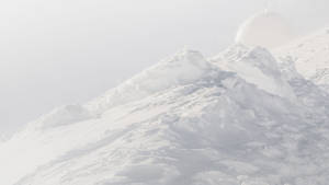 霧天中帶有天文台圓頂的雪山。 — 雪 壁紙