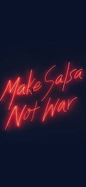 深色磚牆上寫著「Make Salsa Not War」的紅色霓虹燈牌。 — 19.5:9 壁紙