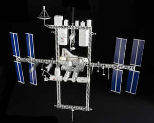 帶有太陽能板和模組的國際太空站模型。 — 外太空 壁紙