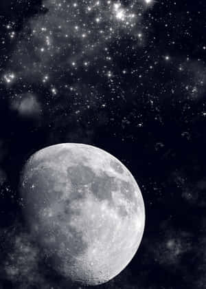 一輪滿月在佈滿星星的夜空中閃耀，伴隨著宇宙雲。