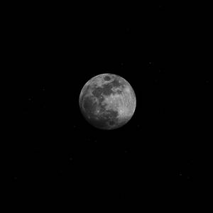 滿月帶有隕石坑和月海，背景是繁星點點的夜空。 — 月色夜空 壁紙