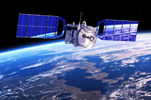 帶有太陽能板的衛星環繞地球運行，展示大陸和雲層。 — 3:2 壁紙