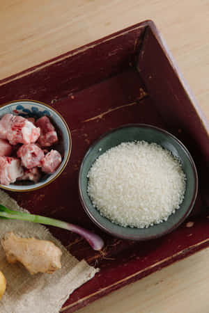木托盤上的米飯、豬肋骨和生薑碗（用於烹飪）。 — POCO Pad 壁紙