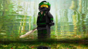 身穿綠色裝備的LEGO忍者站在水中，帶有森林倒影。 — 忍者 壁紙