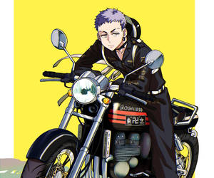 紫色頭髮的動漫騎士，在黃色背景上騎著黑色摩托車。 — 機車 壁紙