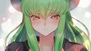 一個長著綠色頭髮和琥珀色眼睛的動漫女孩，在帶有日語文字氣泡的柔和肖像中。 — 叛逆的魯路修 壁紙