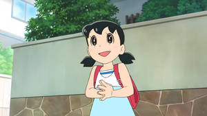 動漫女孩雙馬尾和紅色背包在石牆和樹附近戶外微笑。 — 女孩 壁紙