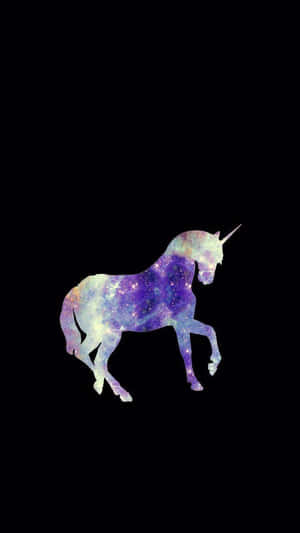 一個發光的獨角獸，充滿了星星和星雲，在黑色虛空中。 — 東方龍 壁紙