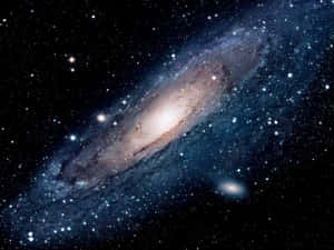 螺旋星系，具有明亮的核心和充滿恆星及宇宙塵埃的旋轉臂。 — 銀河系 壁紙