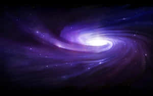 在黑暗的宇宙背景中，一個發光的紫色螺旋星系，點綴著星星。 — 2880x1800 壁紙