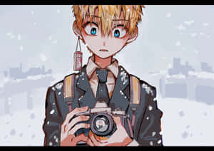 動畫男孩在雪城市中手持相機，穿著校服和幸運吊飾。 — 廁所裡的花子 壁紙
