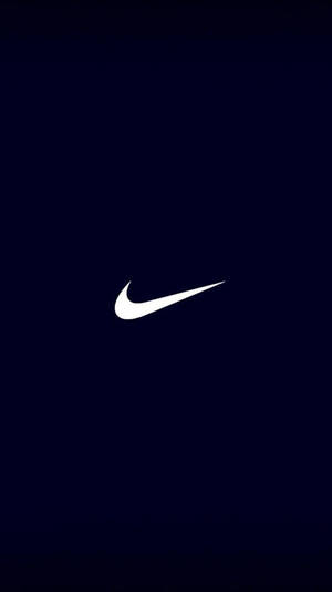 白色Nike剔號標誌在深藍色背景上 — 藍色 iPhone 壁紙
