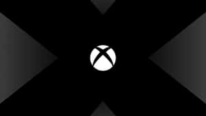 黑色背景上的白色Xbox標誌與半色調漸變三角形。 — 4K 遊戲 壁紙