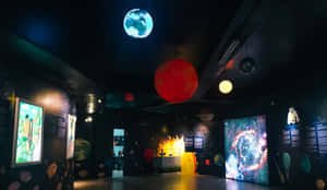 黑暗的房間，漂浮的行星和星空牆壁展示太空主題展覽。 — 行星 壁紙