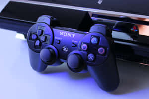 黑色PlayStation 4手掣帶有發光按鈕，旁邊係主機。 — MacBook Pro 壁紙