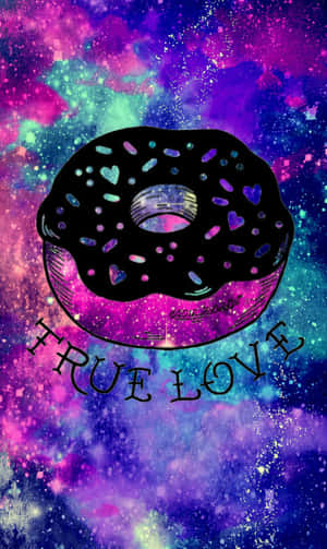 一個有糖針的冬甩，在彩色銀河前配上 true love 文字。 — Galaxy Tab A11 壁紙