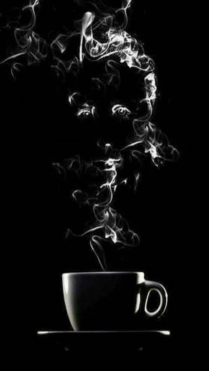 一個咖啡杯，蒸氣形成一個帶有眼睛的面孔 — 咖啡 壁紙