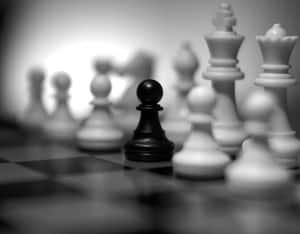 棋盤上黑色國際象棋兵的近距離特寫，帶有模糊的白色棋子。 — 國際象棋 壁紙