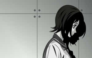 一個穿著校服的悲傷動漫女孩，靠著灰色瓷磚牆哭泣。 — 黑白動漫 壁紙