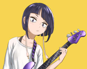 動漫女孩在黃色背景上拿著紫色低音結他 — 中野三玖 壁紙