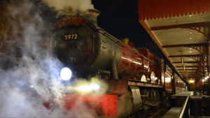 夜間在車站冒煙的霍格華茲特快蒸汽火車。 — 霍格華茲 GIF 壁紙
