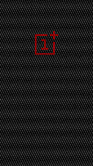紅色OnePlus標誌在黑色碳纖維紋理背景上。