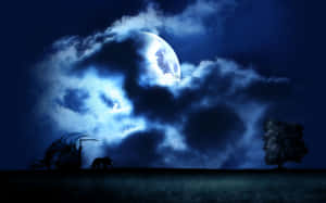 一匹狼在發光的月亮下穿過黑暗的雲層和剪影樹木。 — 暮光 壁紙
