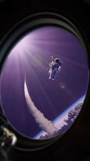 太空人在地球上空火箭發射期間漂浮在太空船外 — 銀河系 壁紙