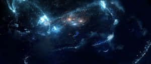 太空人漂浮在一個發光的宇宙星雲中，周圍有旋轉的藍色和橙色星星。 — 2560x1080 壁紙