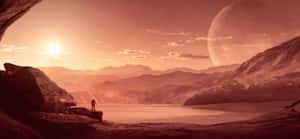 一名太空人站在懸崖上，俯瞰日落時分外星行星上的湖泊。 — 火星 GIF 壁紙