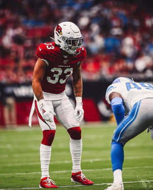身穿紅色紅雀隊球衣的美式足球員在比賽期間站在球場上。 — NFL 美式足球 GIF 壁紙