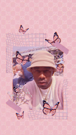 戴漁夫帽的男子在粉紅色Gucci圖案背景上被蝴蝶環繞。 — Tyler the creator GIF 壁紙