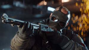 戴著防毒面具的士兵在黑暗的城市環境中，伴隨著金色燈光，瞄準霰彈槍。 — 虹彩六號：圍攻行動 壁紙