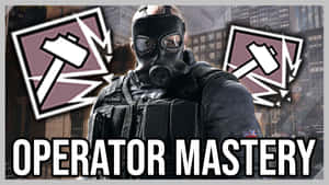 一名戴面具的士兵穿著戰術裝備，帶有'Operator Mastery'文字和錘子標誌，背景為城市。 — 惡魔彩虹六號圍攻 壁紙