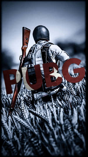 戴頭盔和穿背心的士兵穿過高草，手持步槍，帶有PUBG標誌。 — 遊戲 壁紙