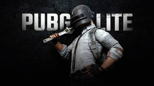 戴頭盔的士兵在深色背景上拿著扳手，帶有PUBG LITE文字。 — 遊戲 壁紙