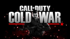 持步槍的士兵在 'Call of Duty Cold War' 標題後面，帶有紅色火花和星星。 — 決勝時刻：黑色行動冷戰 壁紙