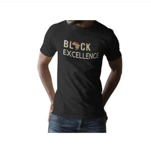 男子穿著黑色T恤，印有'Black Excellence'字樣及金色非洲大陸圖案。 — 黑色 壁紙