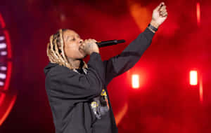 一名留著辮子頭的男人手持麥克風 — Lil durk GIF 壁紙