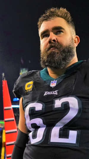 夜晚身穿Eagles球衣號碼62的留鬍鬚NFL美式足球員。 — 費城老鷹 壁紙